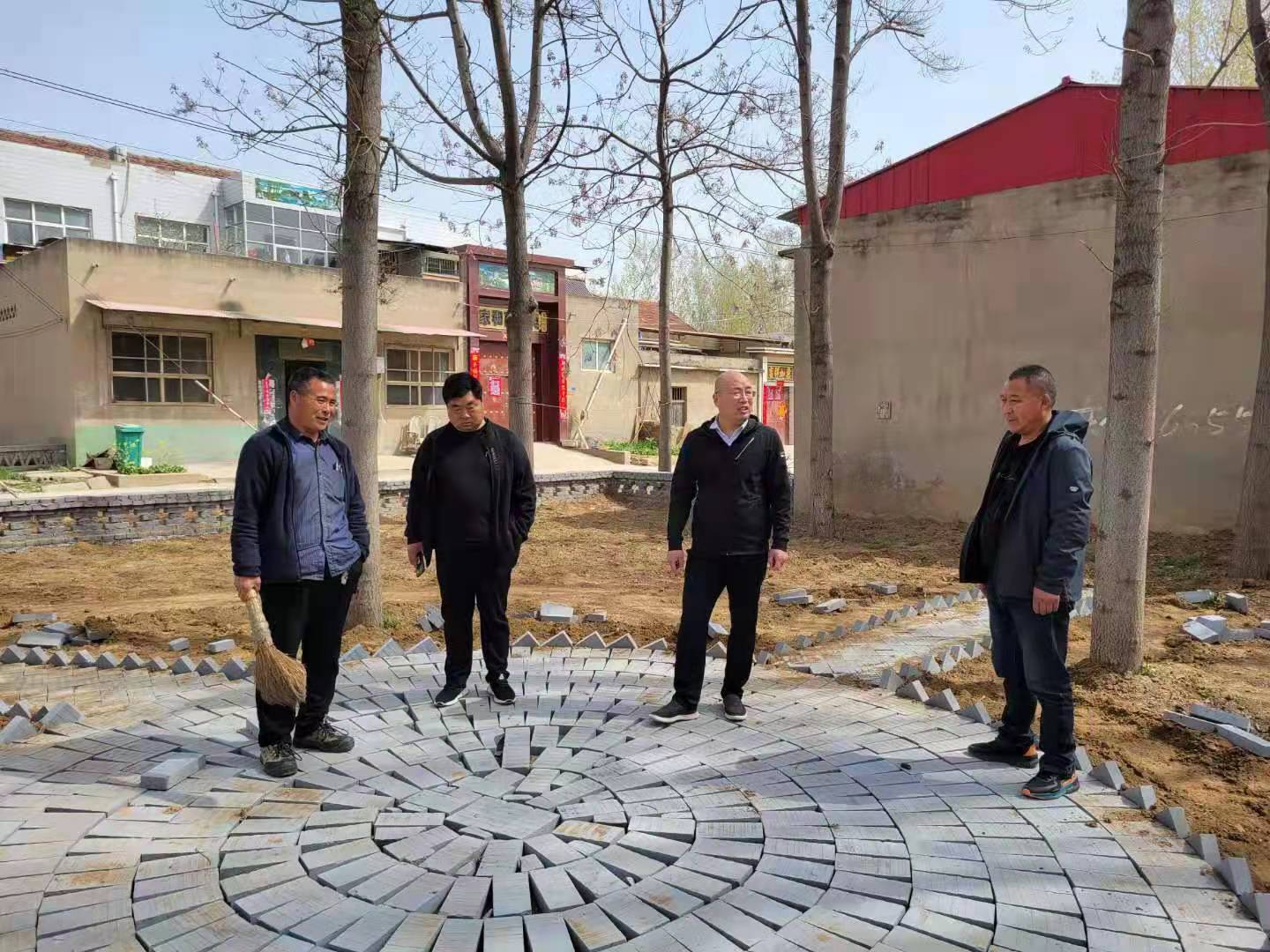 石主任到孟庄社区指导游园建设工作.jpg