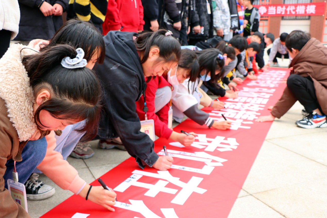 雷锋月启动仪式拉响学雷锋主题教育号角 马朝刚 摄