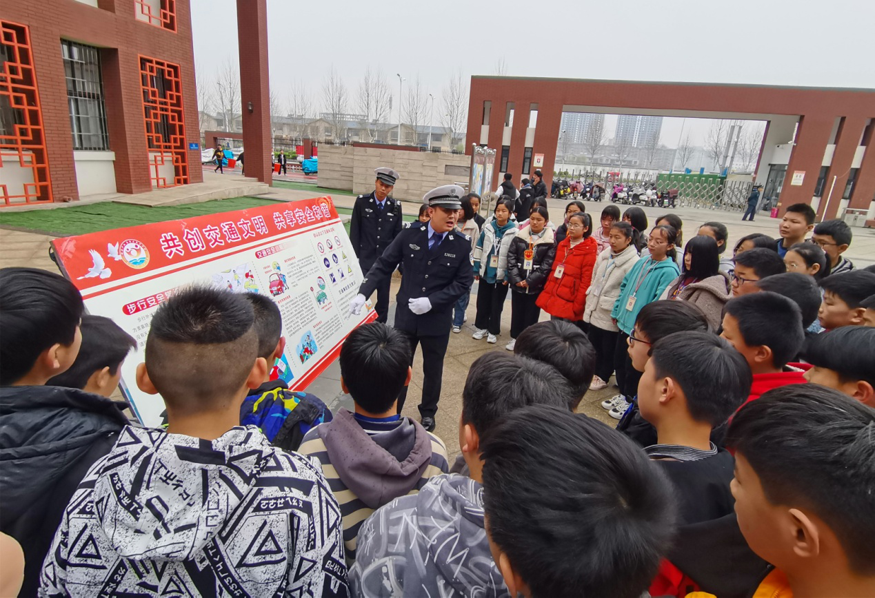 学生在民警的带领下学习交通安全知识 马朝刚 摄学生把交通安全知识