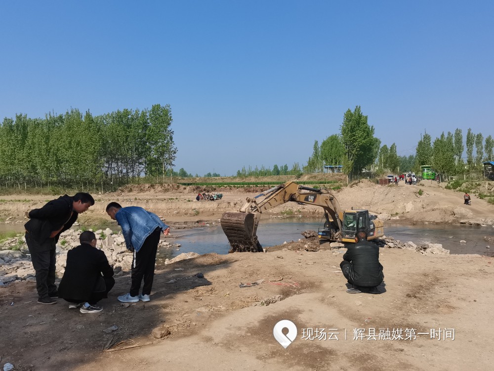 辉县市赵固乡板桥村加强灾后重建修桥便民利民