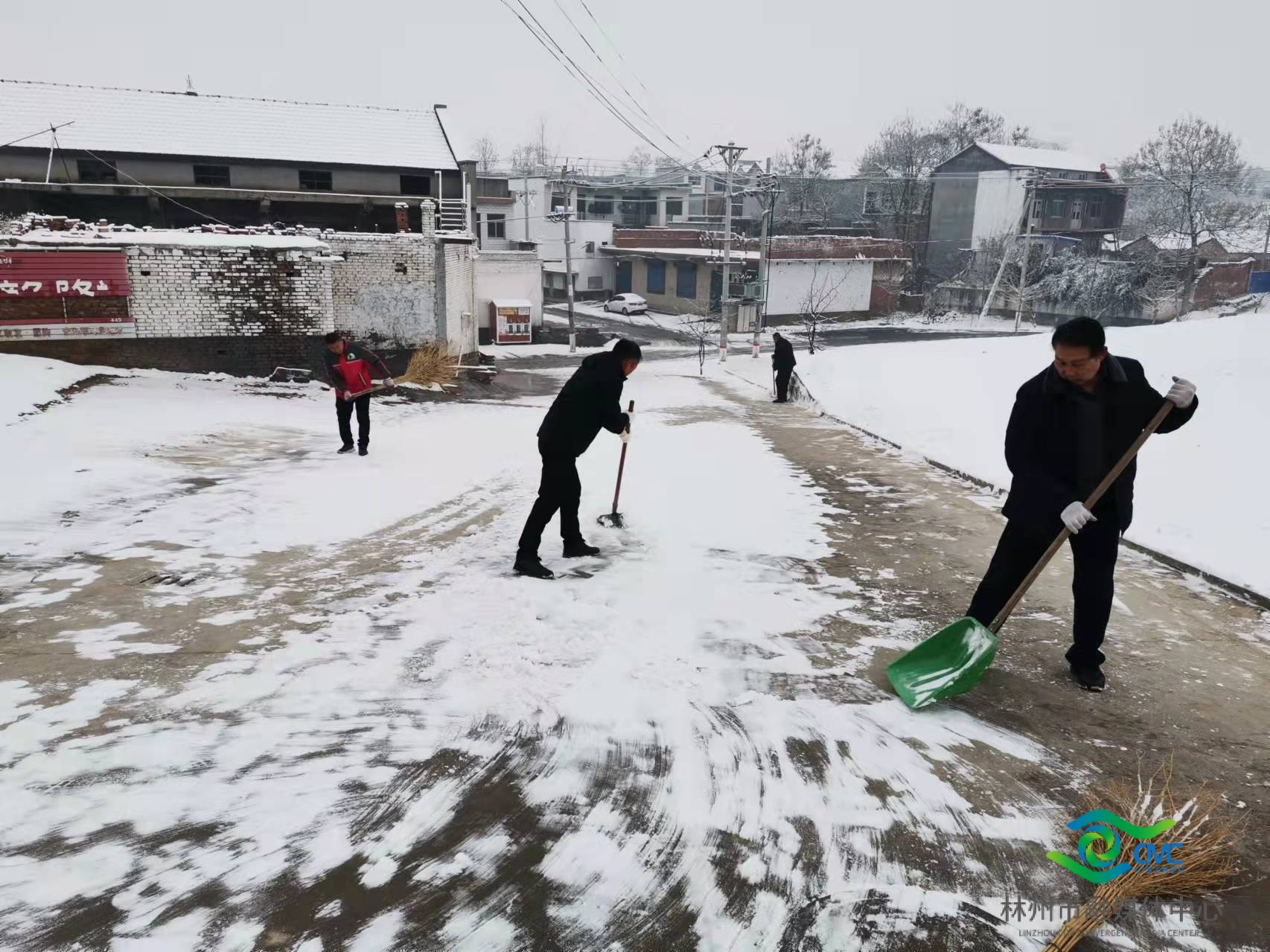 林州市合涧镇干部群众齐上阵清扫积雪暖民心