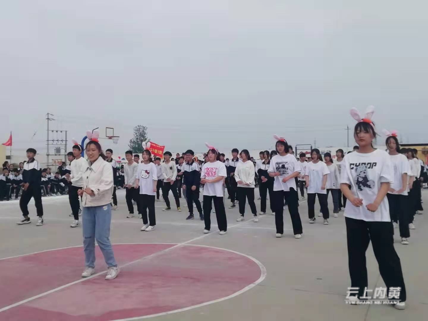 内黄县东庄二中举办情韵飞扬韵律操比赛