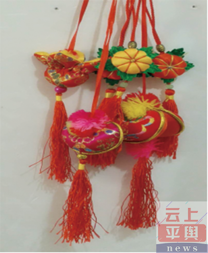 云上河南 正文        作为端午的民间传流饰物,香包寄托着人们心灵