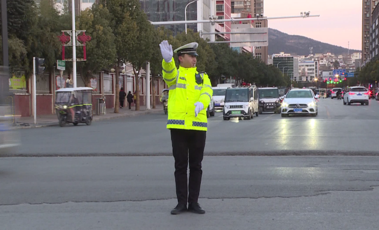 在凤山南路与杜康大道交叉口,执勤交警李柯早早地来到岗位上严阵以待.