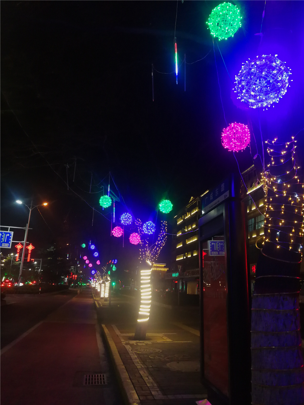 河南汝州:夜景灯光亮起来 火树银花贺新年