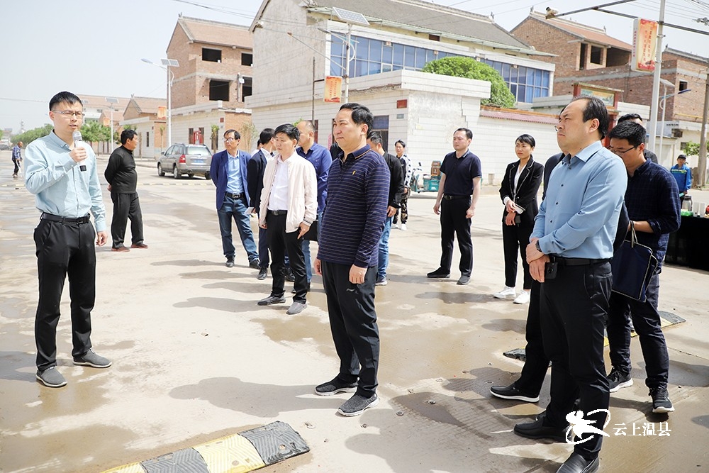 南渠河村实地督导观摩组在温泉街道郑门庄村实地督导县委副书记李备战