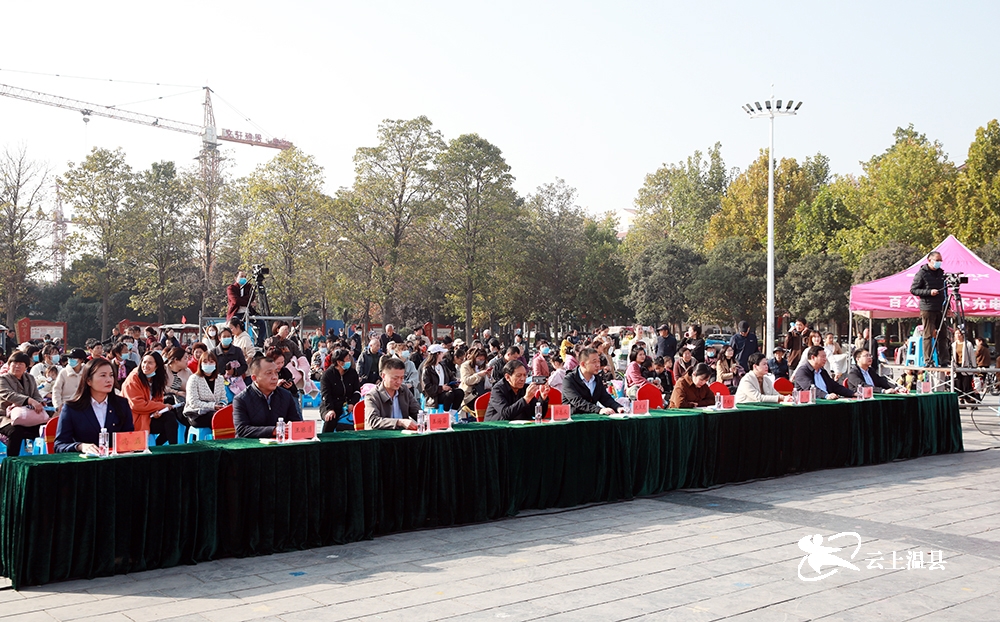 县领导与群众一起观看表演.jpg