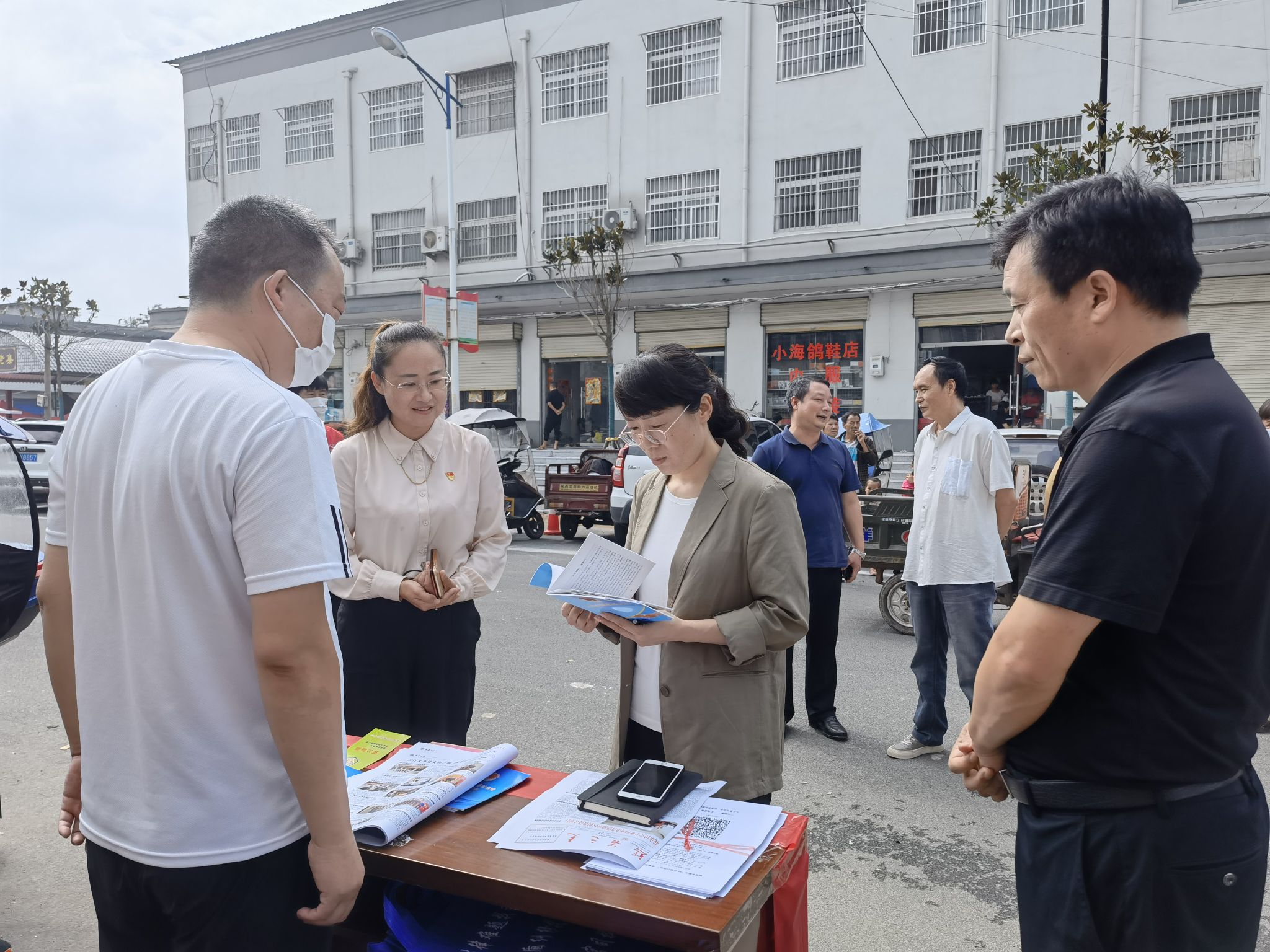 副市长黄红丽,市慈善总会会长王培朝到活动现场进行了查看.