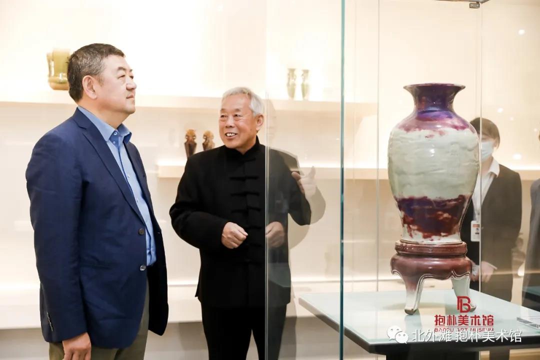 刘建军大师与杨玉中大师一同观展