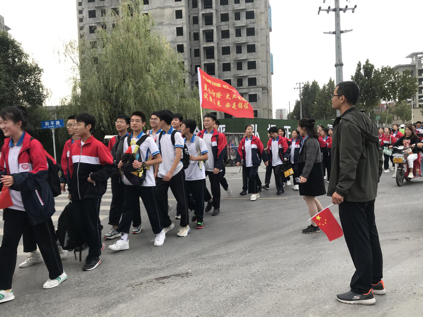 寻红色足迹抒爱国情怀获嘉一中开展庆祝建国71周年红色研学远足活动