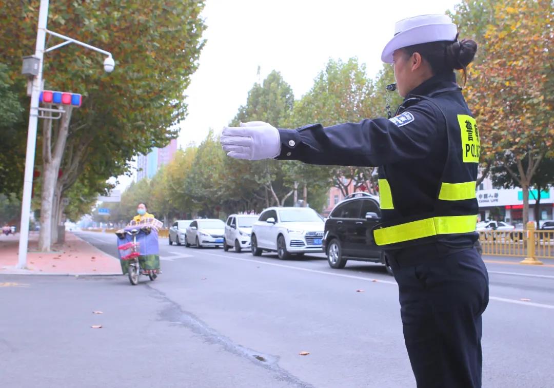 致敬这些飒爽英姿的女交警