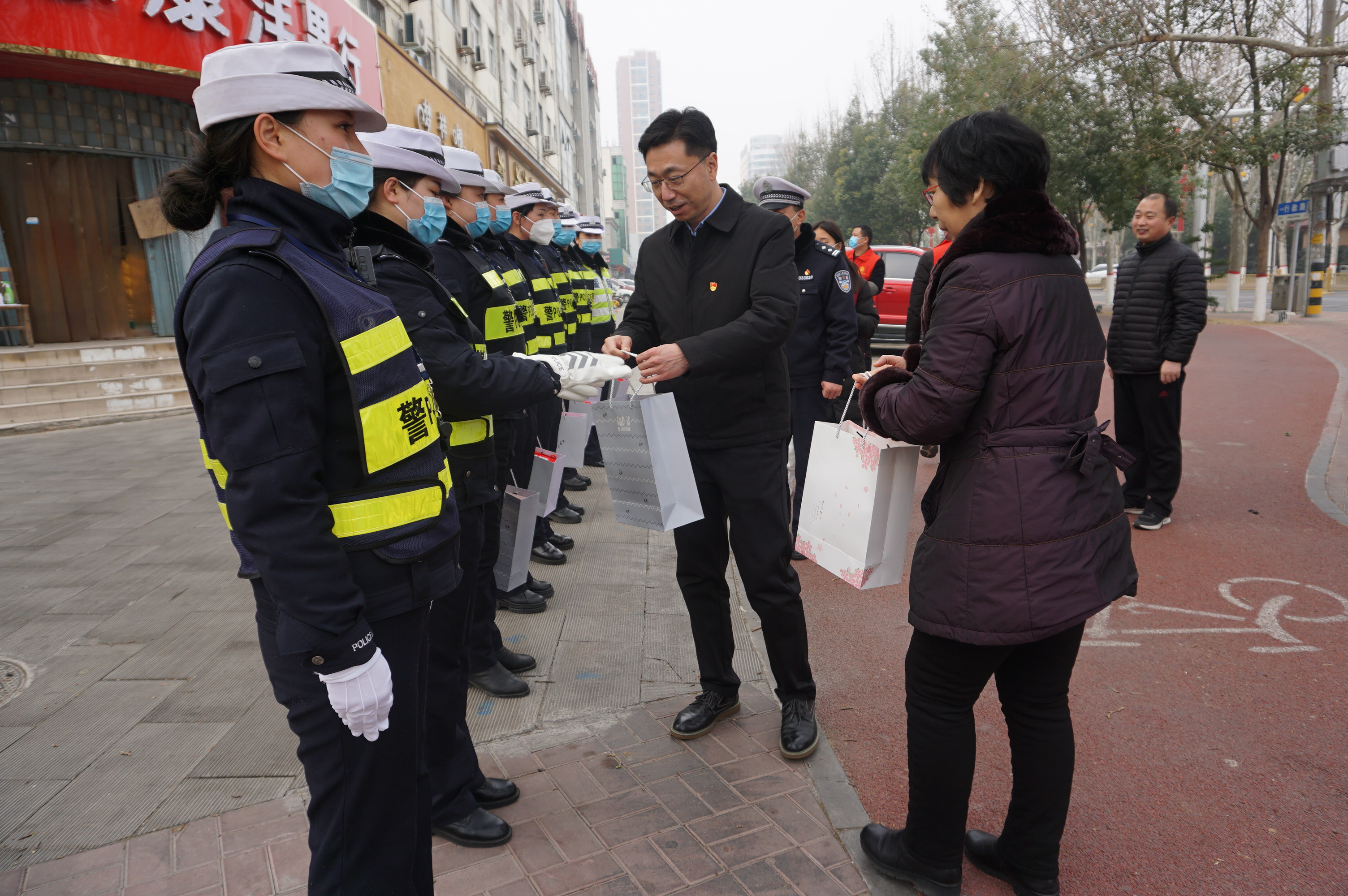 郏县宣传部长赵飞慰问一线交通路口值班交警