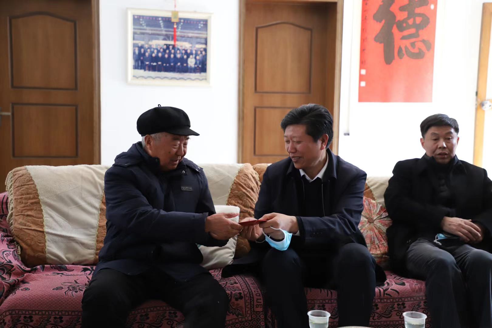 罗山县委书记许远福看望慰问离退休老干部