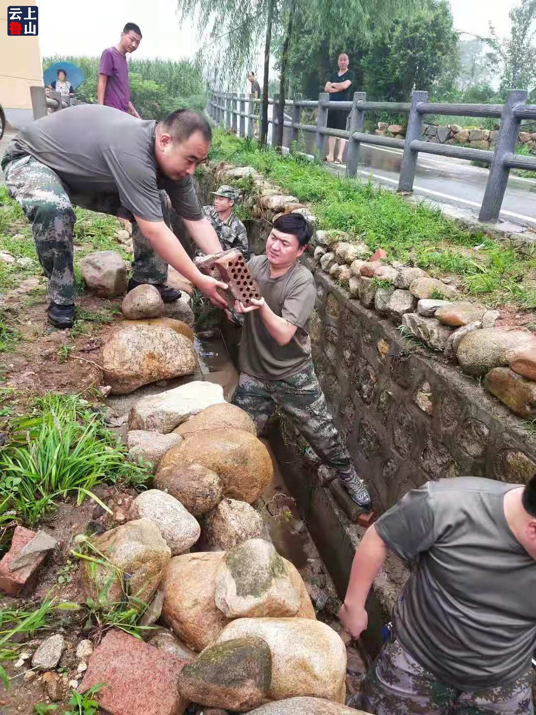 随着指挥员—四棵树乡党委书记杨向科"出发"的一声令下,30人的民兵