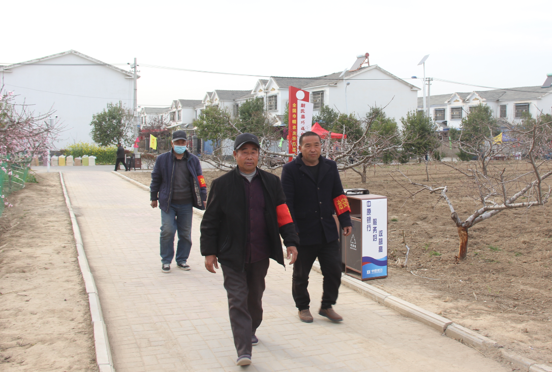 连日来,张市镇榆林郭村积极开展桃花节筹备工作.