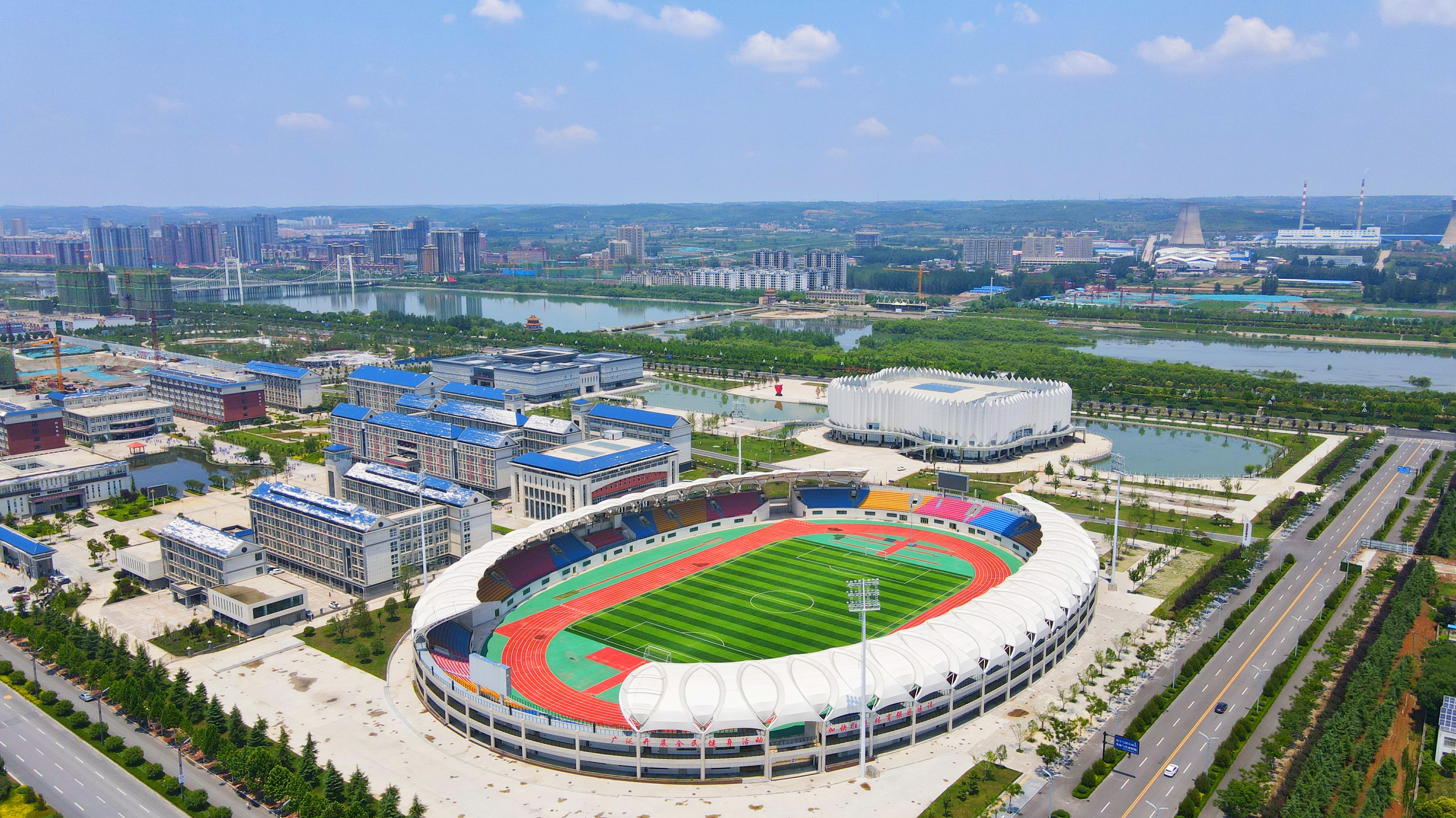在市运会期间,宜阳县体育中心体育场将举办足球,田径等赛事