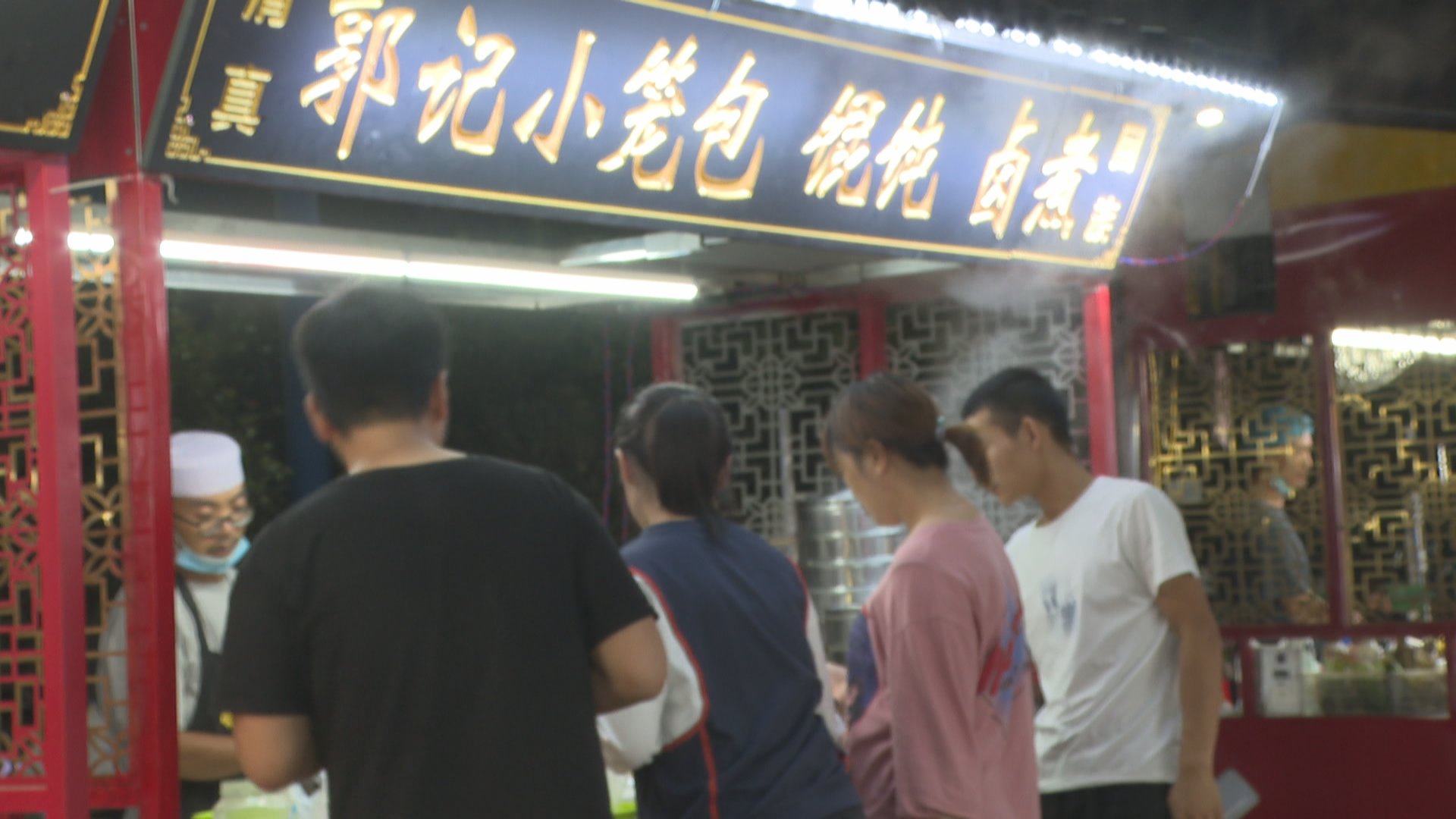 “地摊经济”让贫困群众在家门口脱贫致富  照片 .bmp