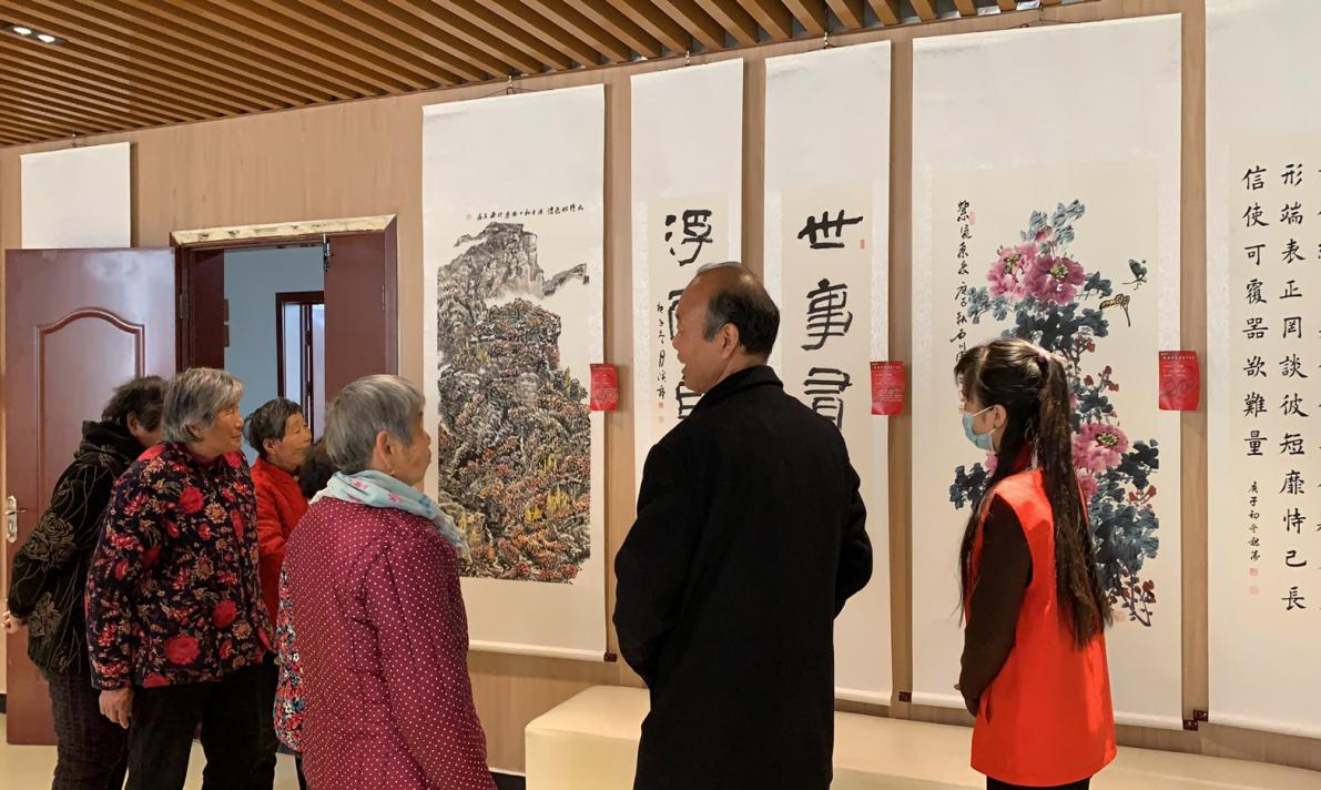 文化馆副馆长王泉水老师为群众讲解作品.png
