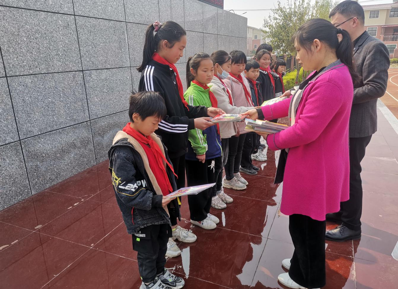 践行全民阅读助力书香校园中牟县图书流动服务车走进韩寺镇瓦灰郭小学