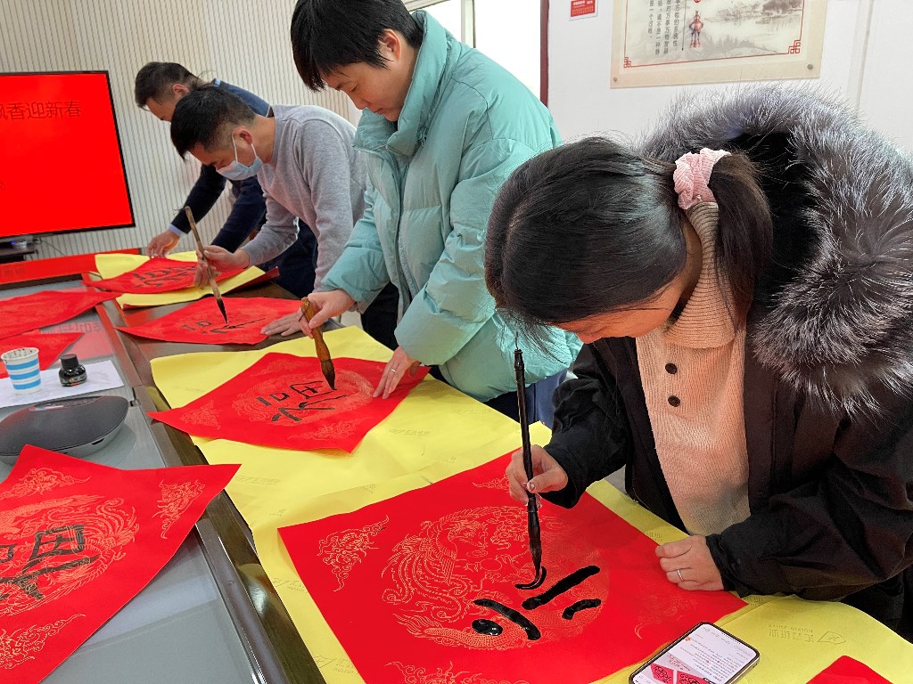 中牟县气象局开展写春联送祝福翰墨飘香迎新春活动